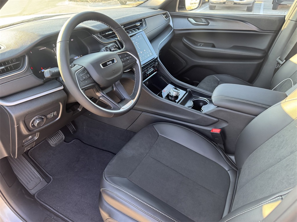 2025 Jeep Grand Cherokee Laredo Altitude photo 11