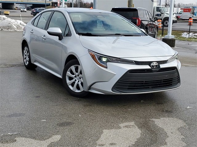2024 Toyota Corolla LE's photo