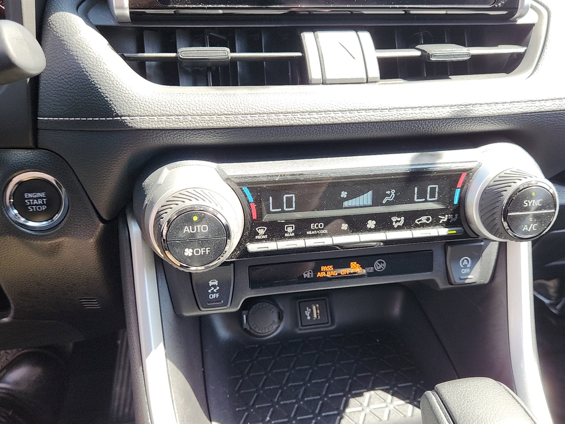 2025 Toyota RAV4 XLE photo 12