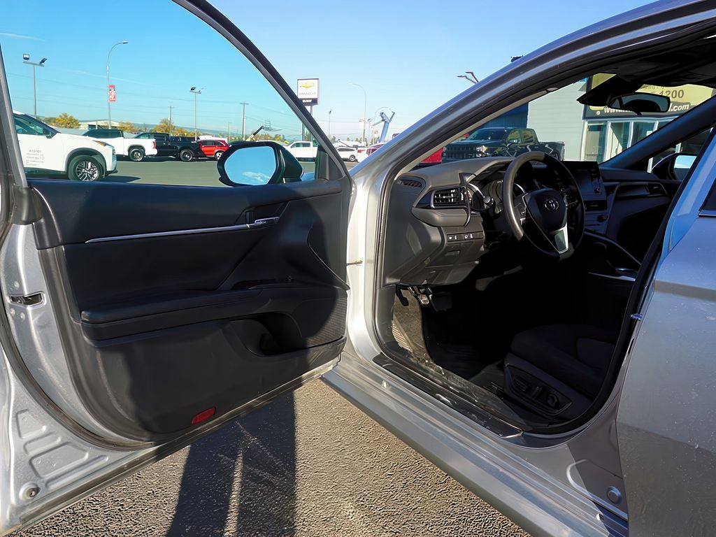 2022 Toyota Camry LE photo 6
