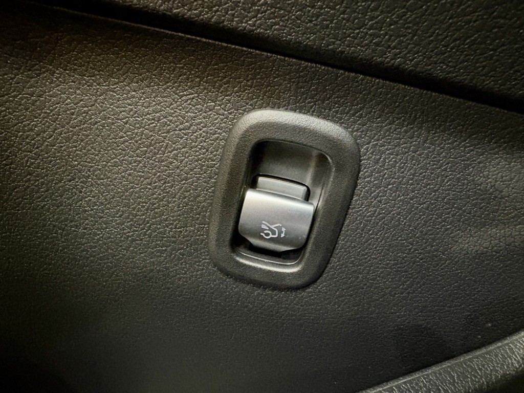 2025 Mercedes Benz C 300 photo 18