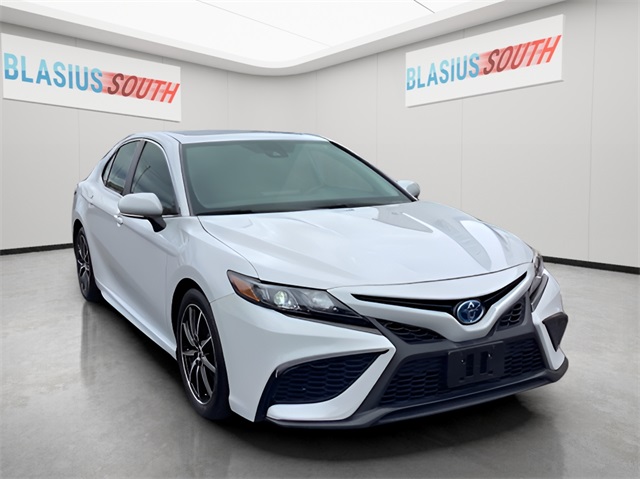 2023 Toyota Camry SE's photo