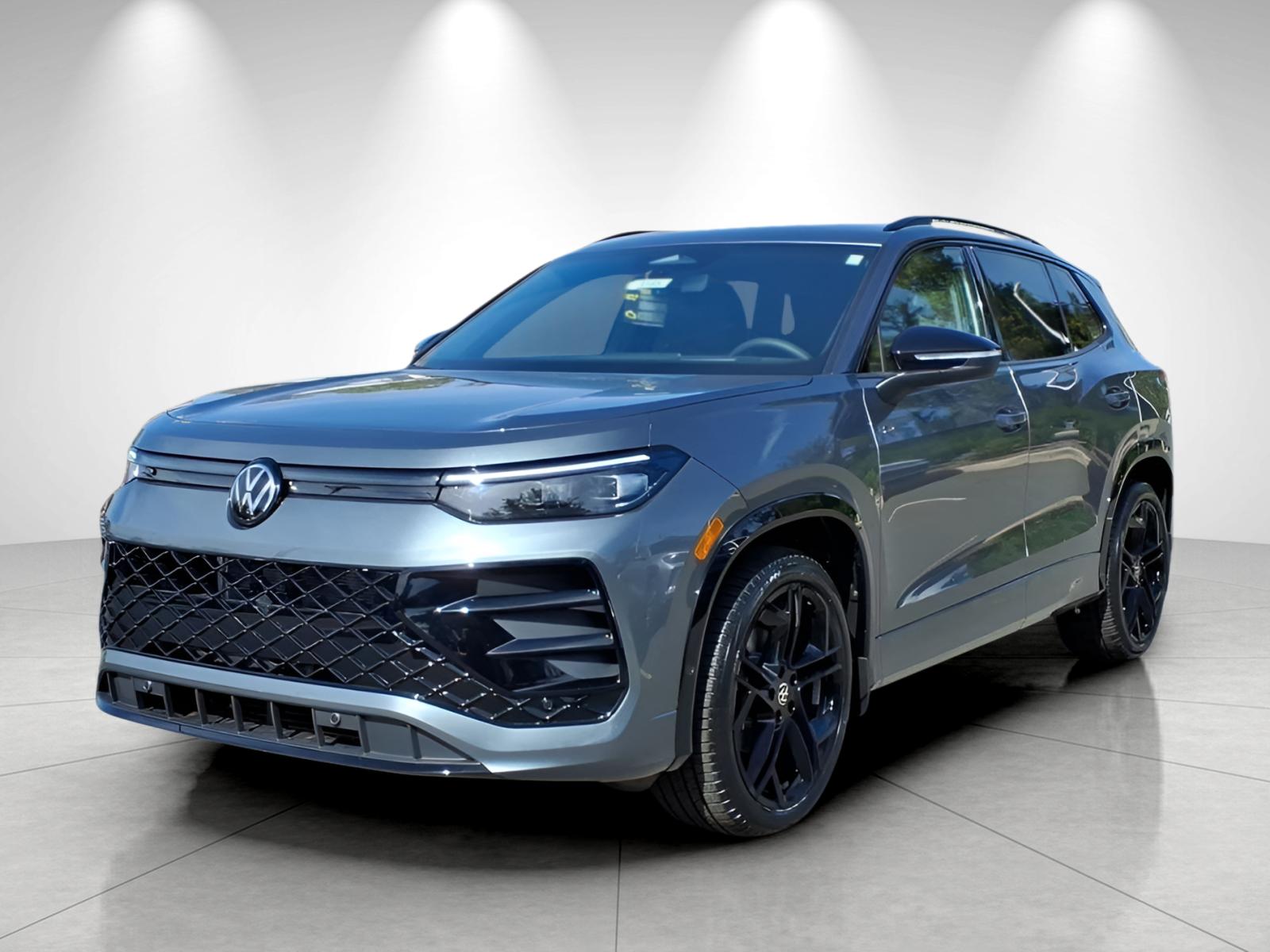 2026 Volkswagen Tiguan SE R-LINE BLACK's photo