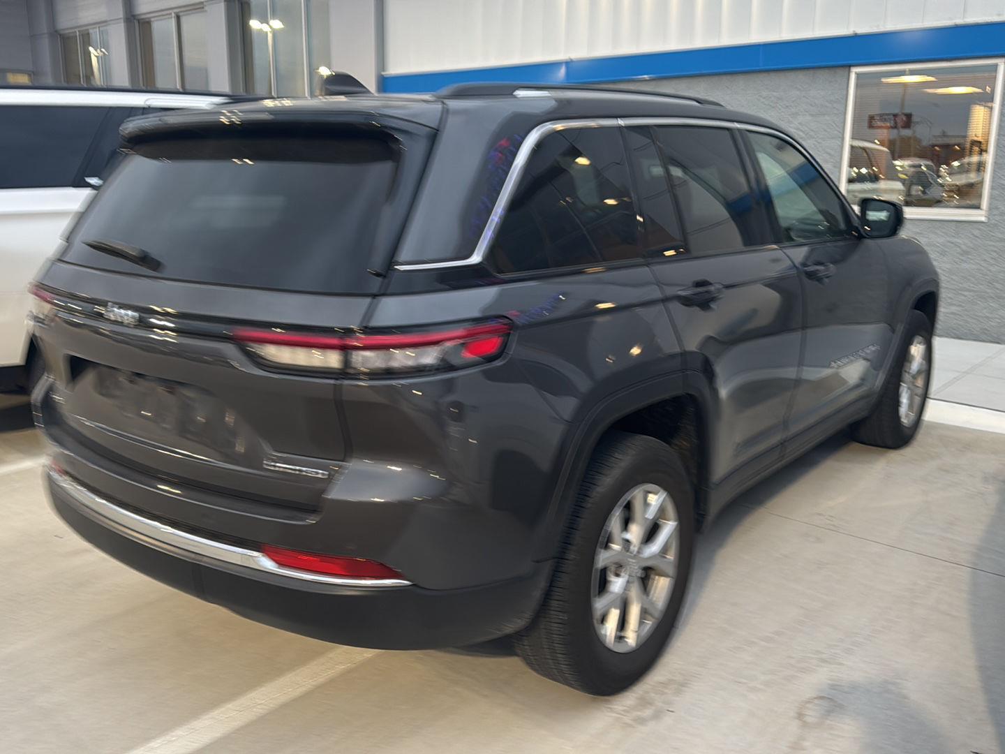 2023 Jeep Grand Cherokee Limited photo 2