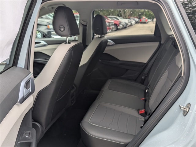 2025 Volkswagen Taos SE photo 7