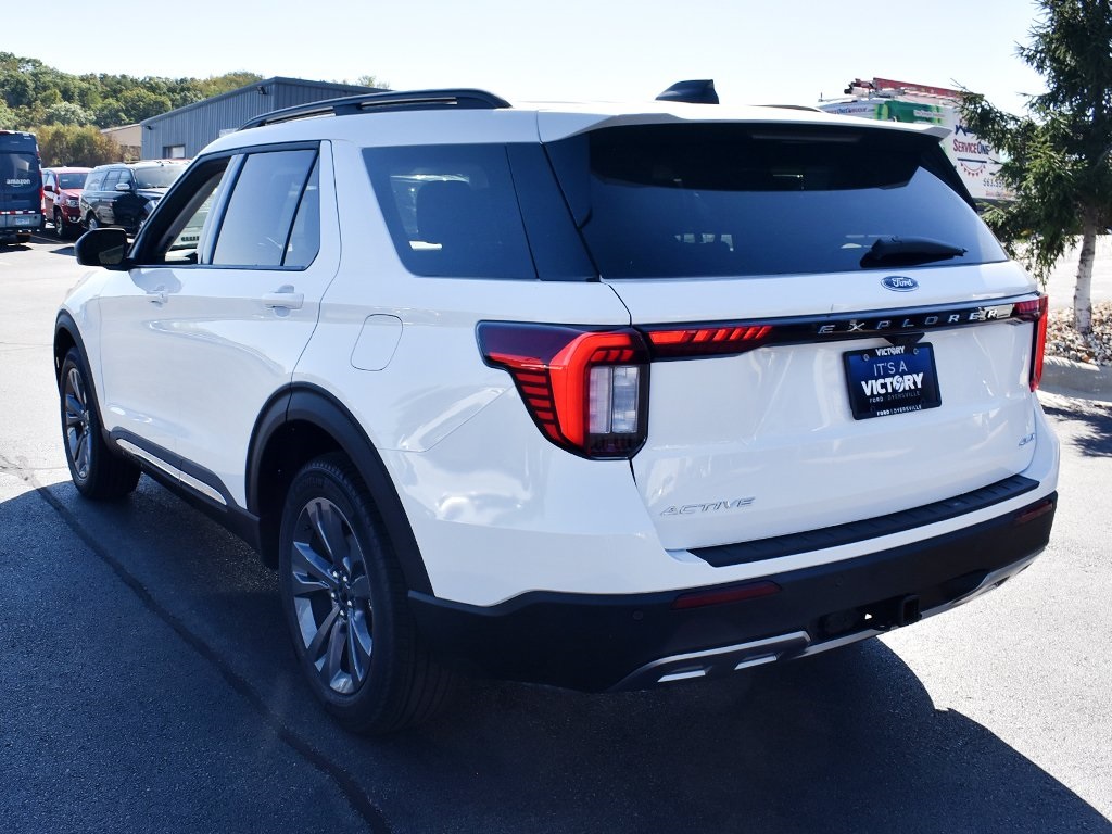2025 Ford Explorer photo 3