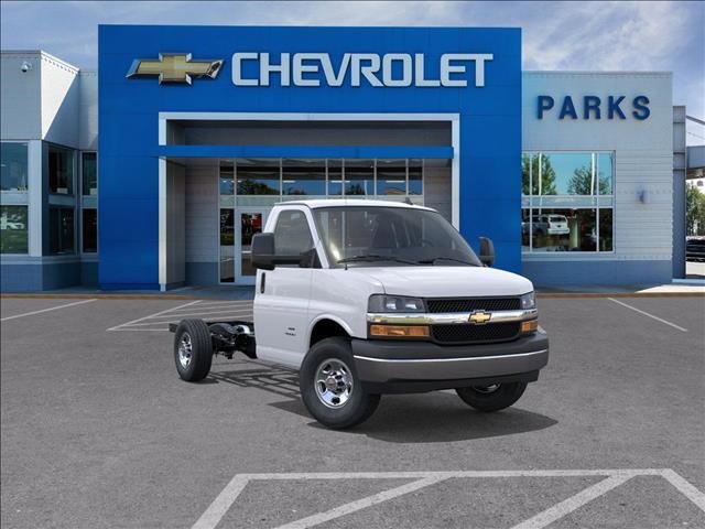 2025 Chevrolet Express Cutaway Base