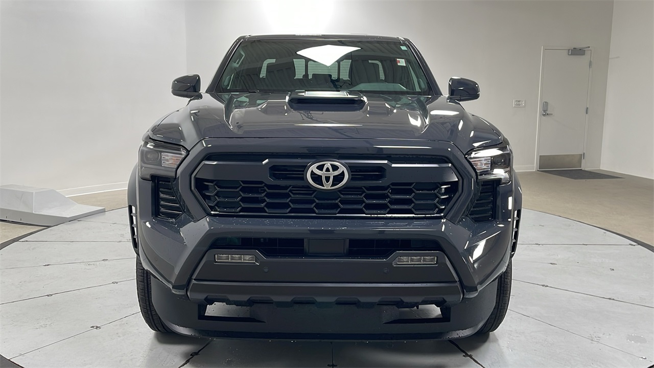 2025 Toyota Tacoma TRD Sport 4x4 photo 2