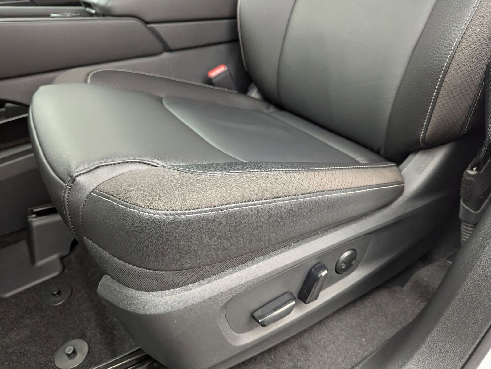2025 Nissan Pathfinder SL photo 4
