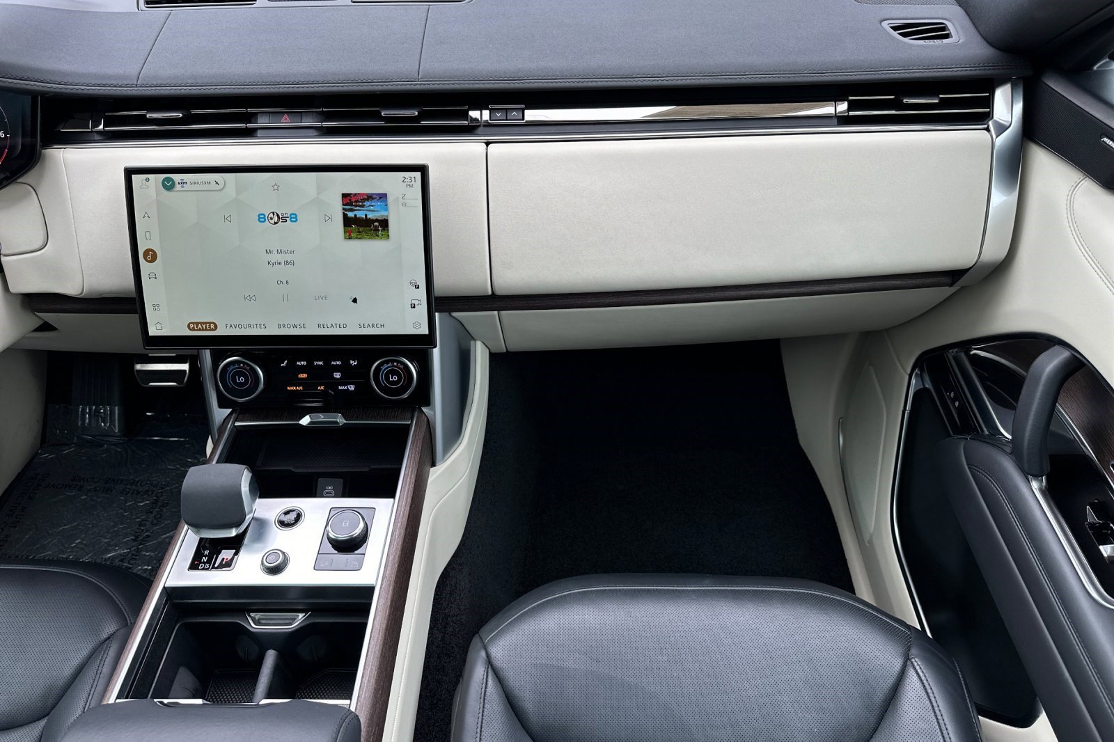 2023 Land Rover Range Rover SE photo 24