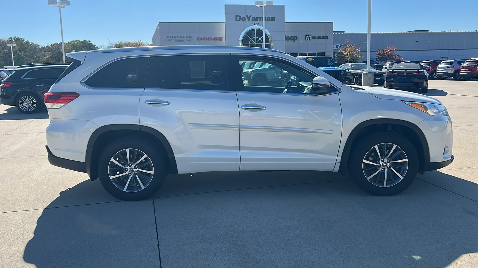 Used 2018 Toyota Highlander XLE with VIN 5TDJZRFH8JS533241 for sale in Indianola, IA