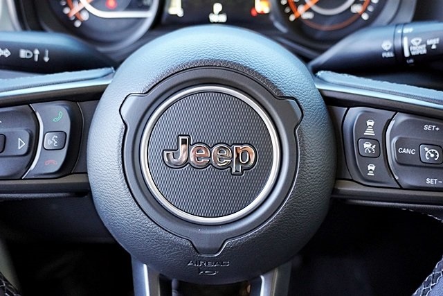 New 2025 Bright White Clear-Coat Exterior Paint Jeep Mojave image 41