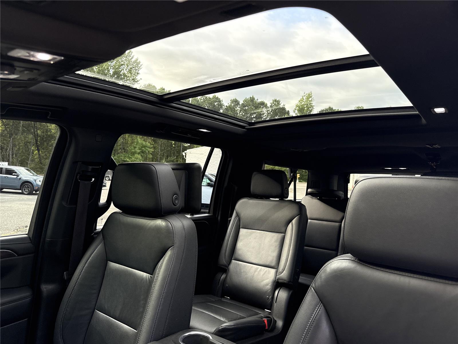 2021 Chevrolet Suburban 1500 LT photo 21