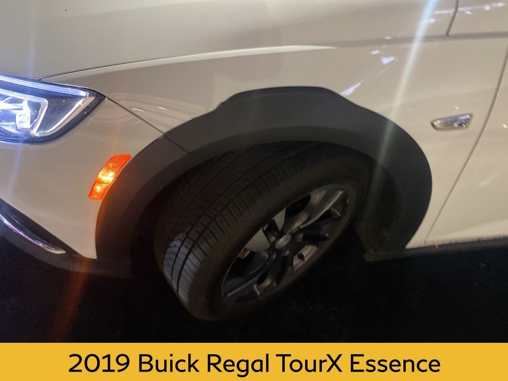 2019 Buick Regal TourX Essence photo 2