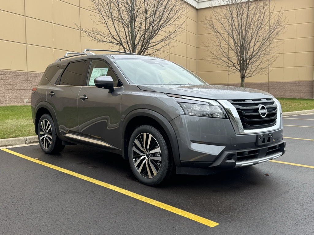 2025 Nissan Pathfinder Platinum photo 2