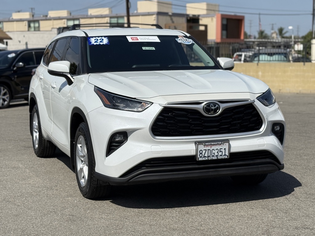 2022 Toyota Highlander LE photo 2