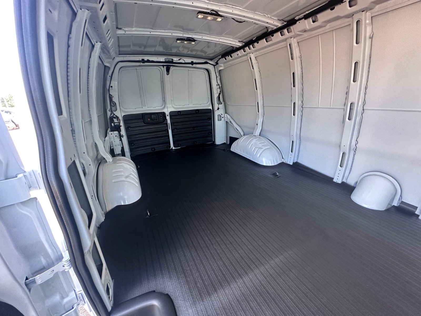 2025 Gmc Savana Cargo 2500 photo 14