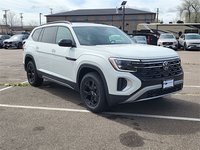 2025 Volkswagen Atlas Peak Edition SE photo 2