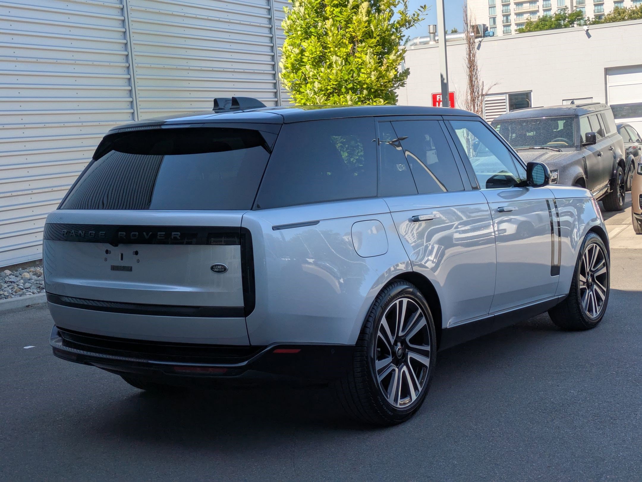 2023 Land Rover Range Rover SE photo 3