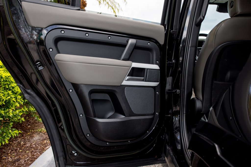 2023 Land Rover Defender 110 S photo 22