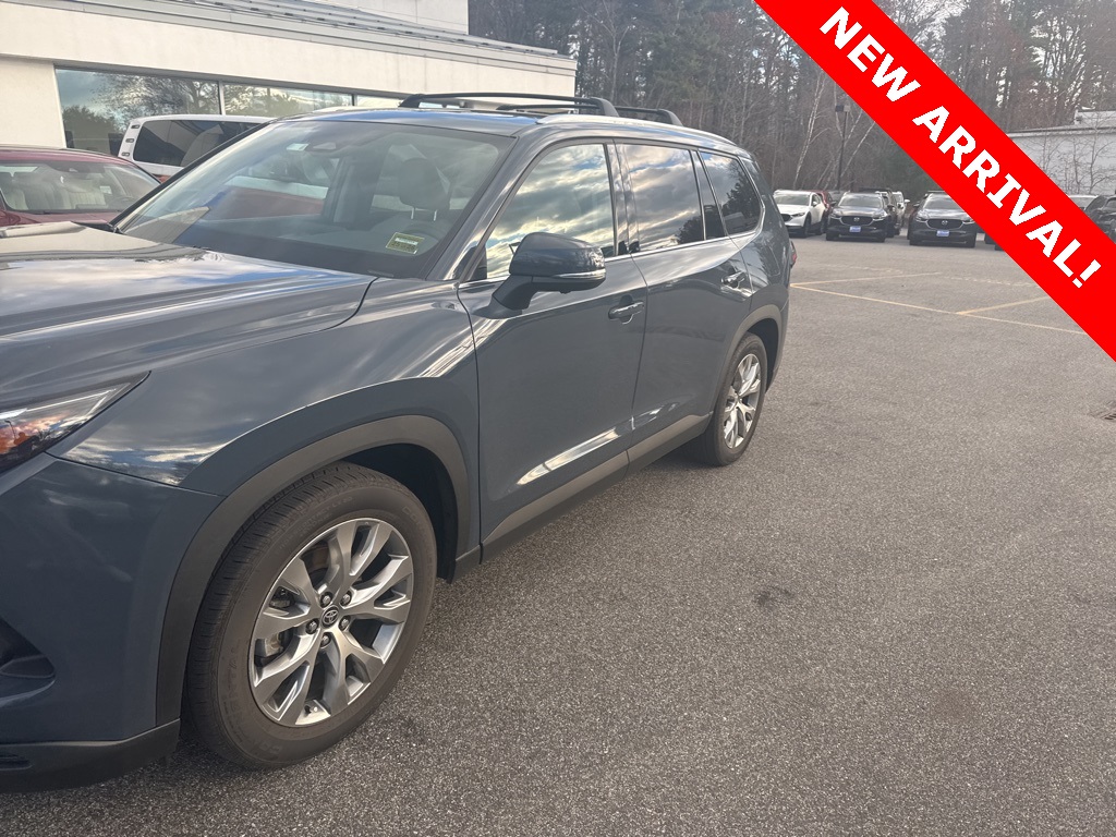 2024 Toyota Highlander Hybrid Limited photo 2