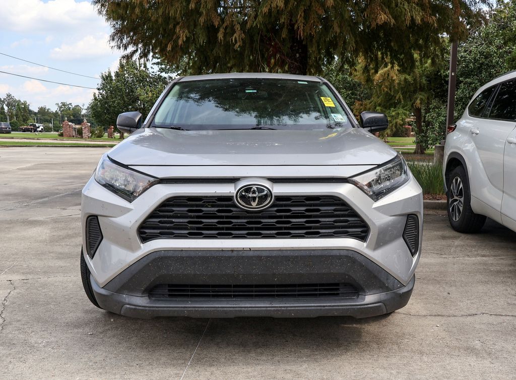 2022 Toyota RAV4 LE photo 2