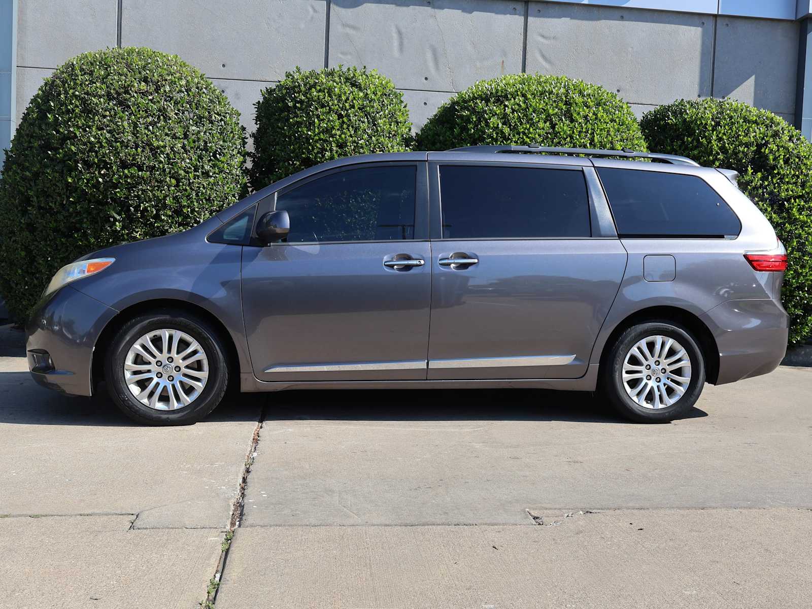 2017 Toyota Sienna XLE photo 4