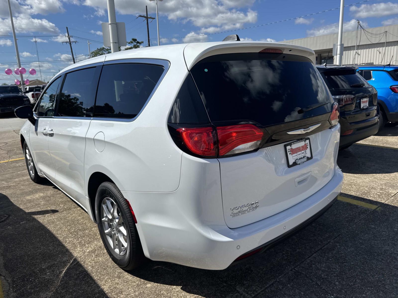 2026 Chrysler Voyager L photo 4