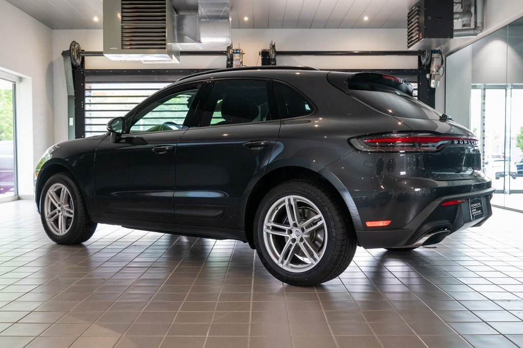 2025 Porsche Macan Base photo 3