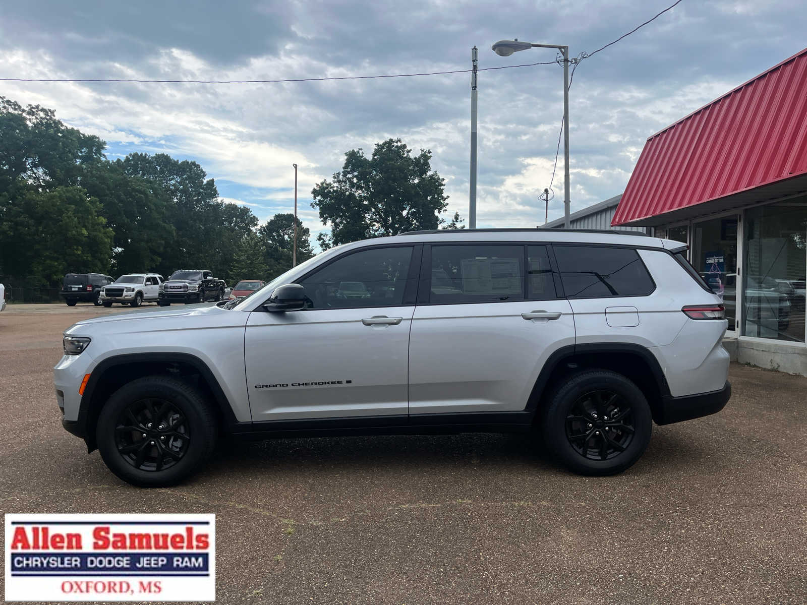 2025 Jeep Grand Cherokee Altitude photo 3