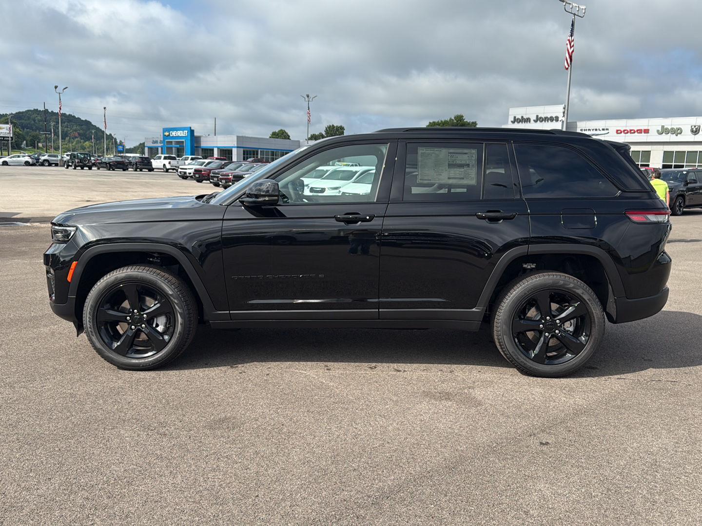 2025 Jeep Grand Cherokee Limited photo 3