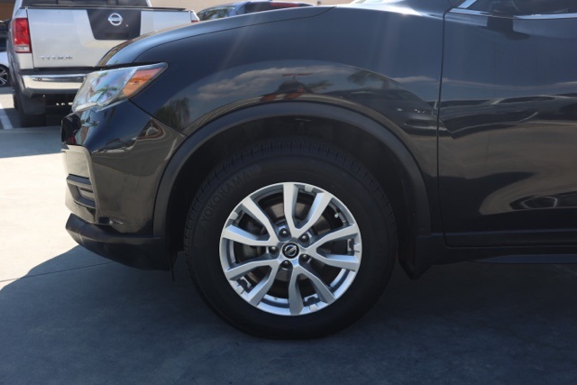 2018 Nissan Rogue SV photo 9