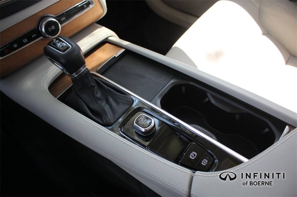 2022 Volvo XC90 Momentum photo 13