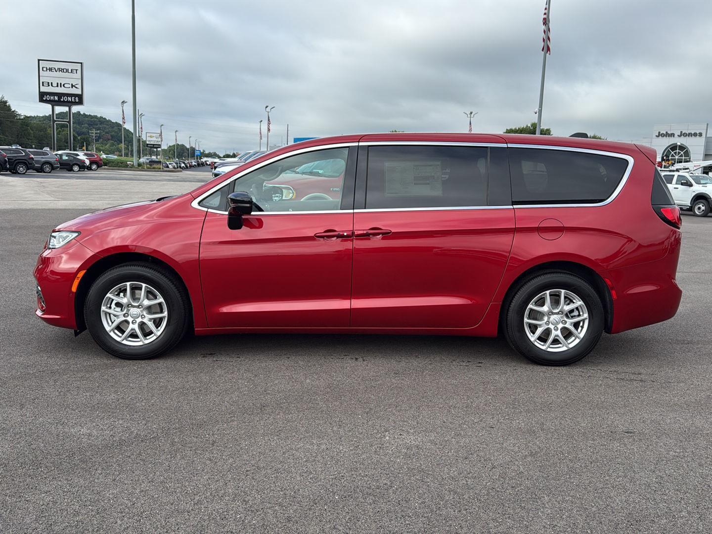 2026 Chrysler Pacifica photo 3