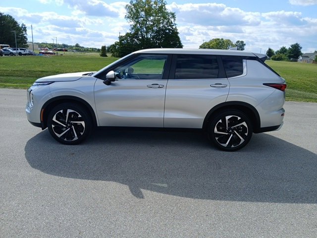 2024 Mitsubishi Outlander SE Black Edition photo 2