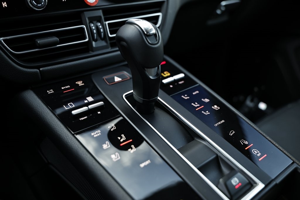 2024 Porsche Macan T photo 39
