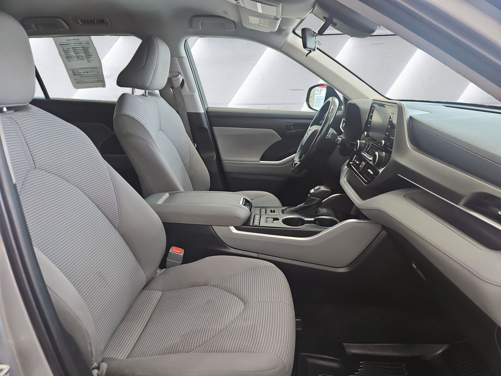 2021 Toyota Highlander LE photo 13
