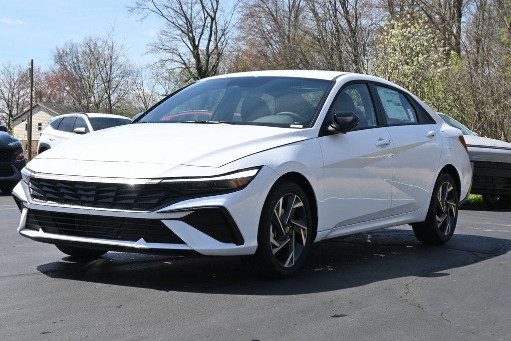 2025 Hyundai Elantra SEL Sport photo 2