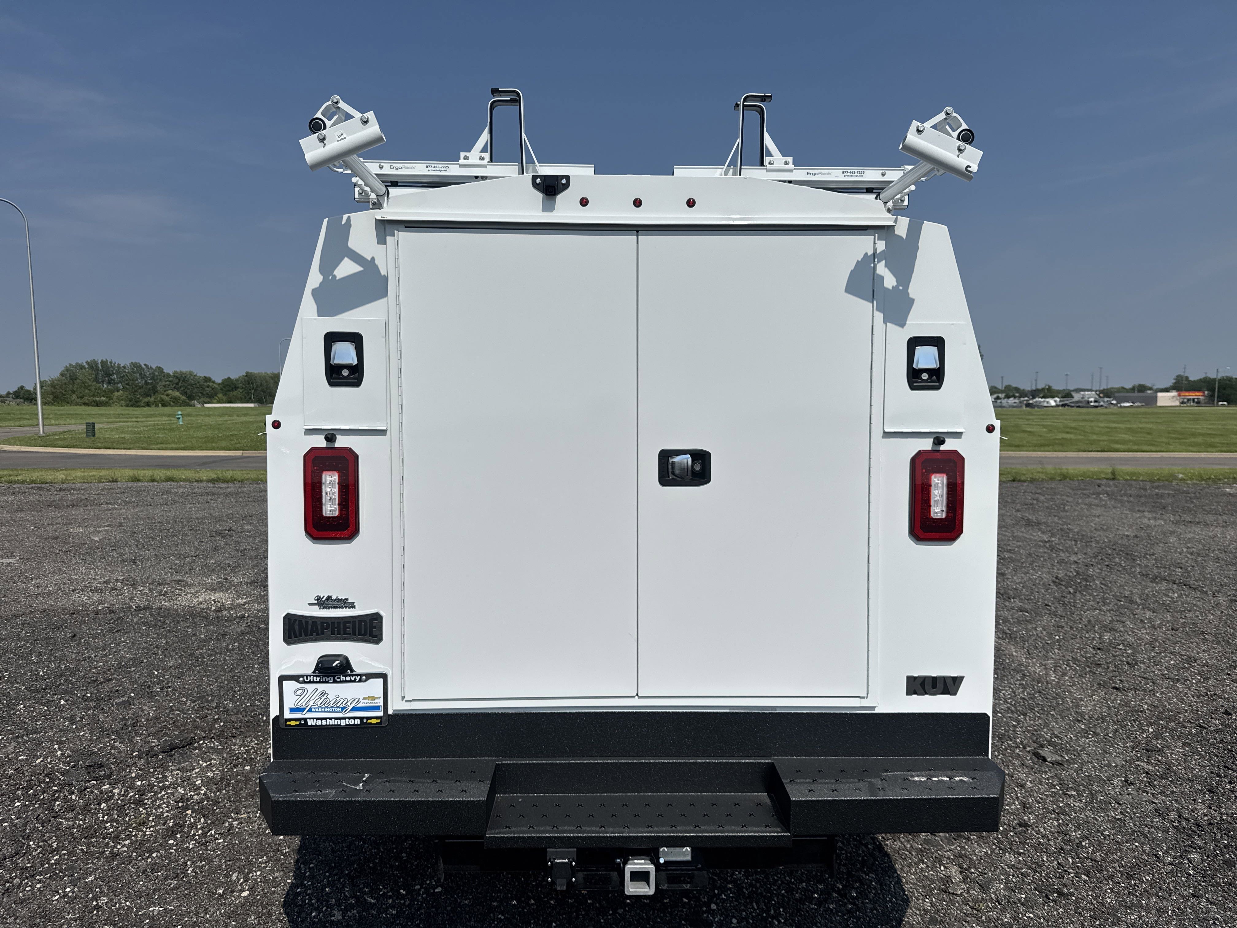 2025 Chevrolet Express Cutaway 3500 photo 2