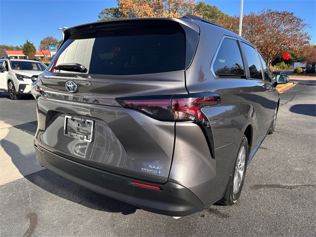 2024 Toyota Sienna XLE photo 3