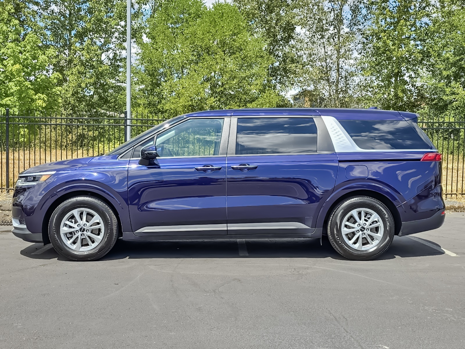 2024 Kia Carnival LX photo 4