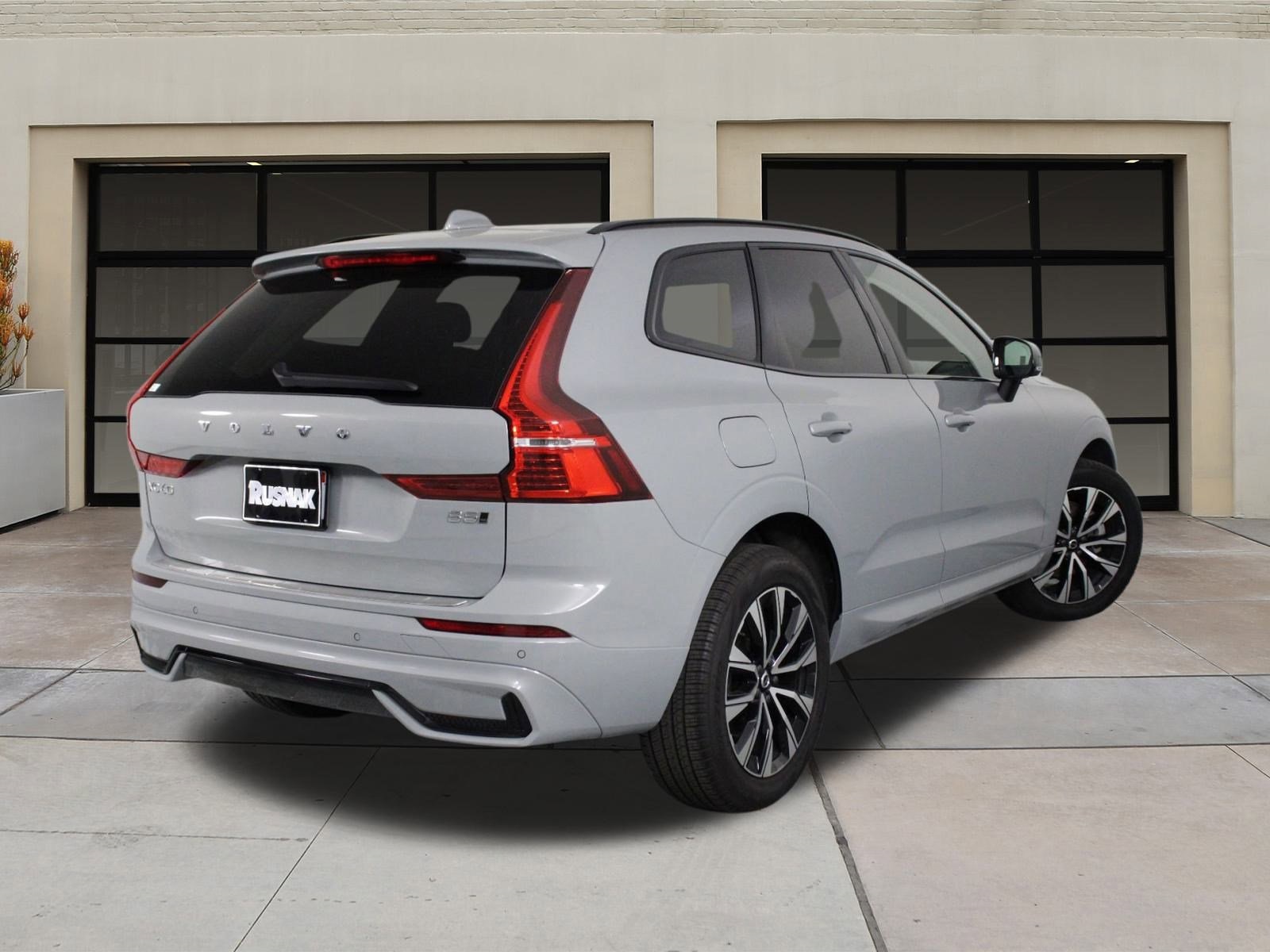 2025 Volvo XC60 B5 Core photo 2