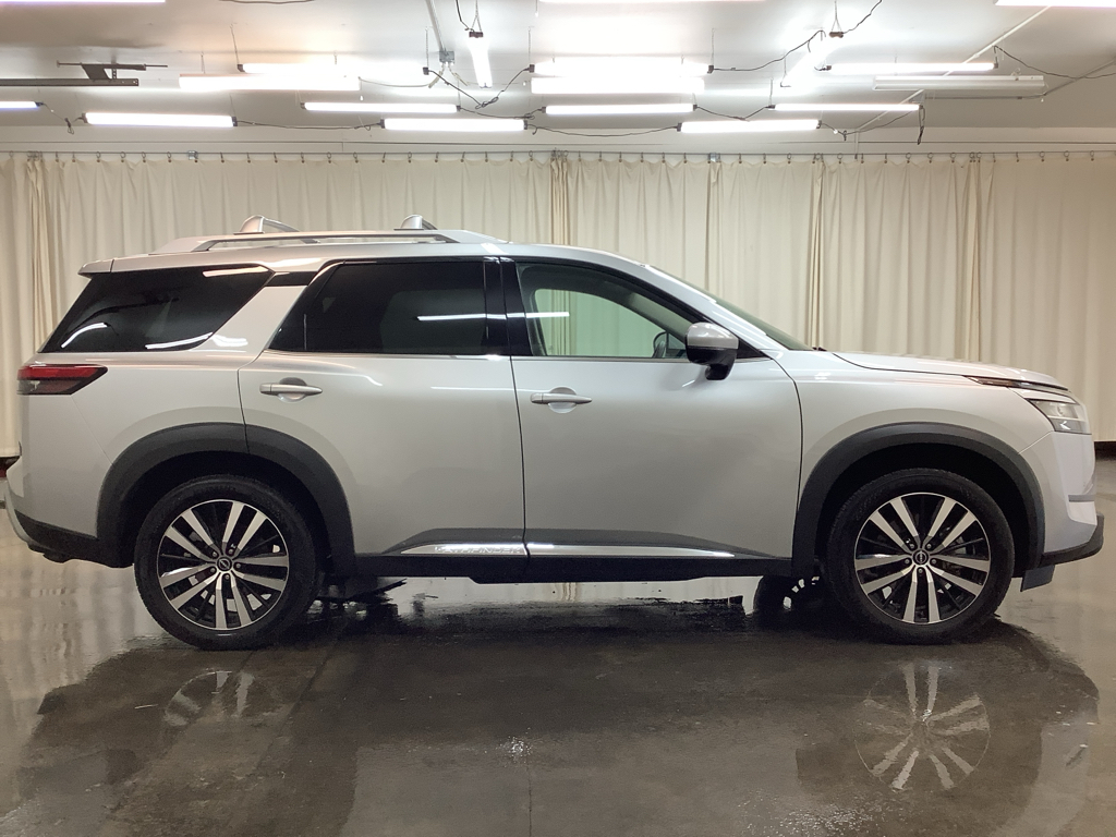 2023 Nissan Pathfinder Platinum photo 4