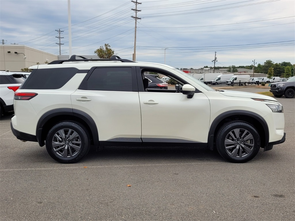 2023 Nissan Pathfinder SV photo 2