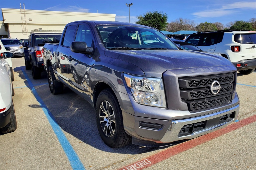 2023 Nissan Titan SV's photo