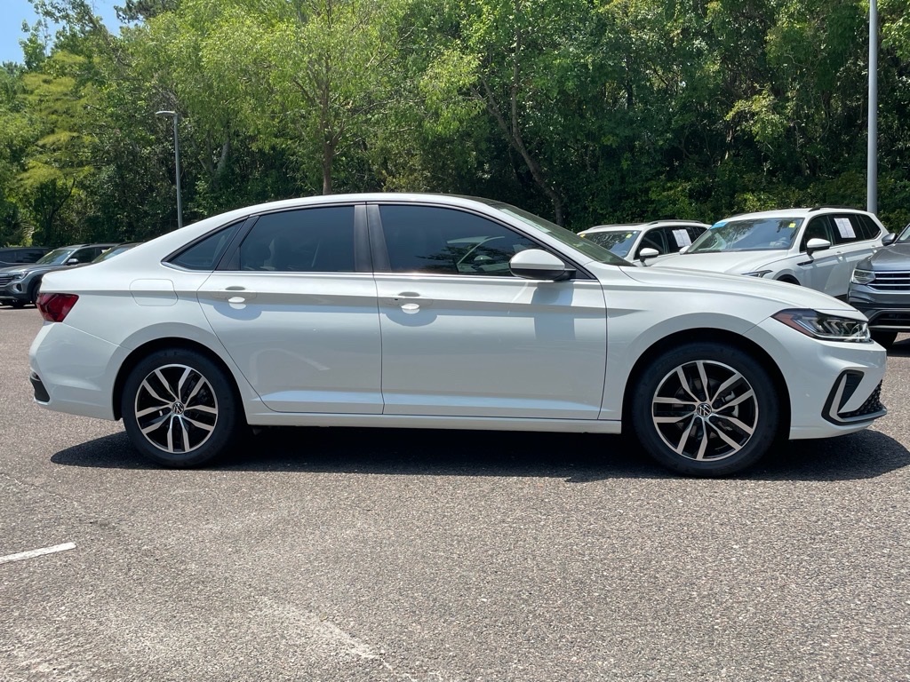 2025 Volkswagen Jetta SE photo 2