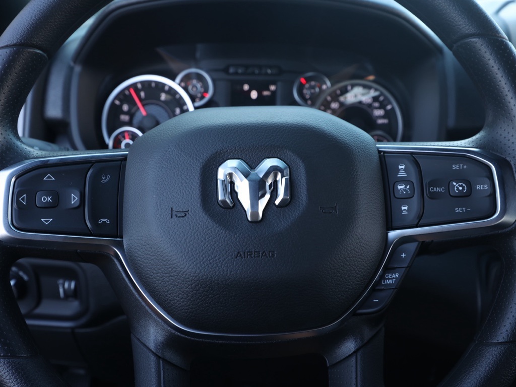 New 2026 Diamond Black Crystal Pearl-Coat Exterior Paint RAM Tradesman image 23