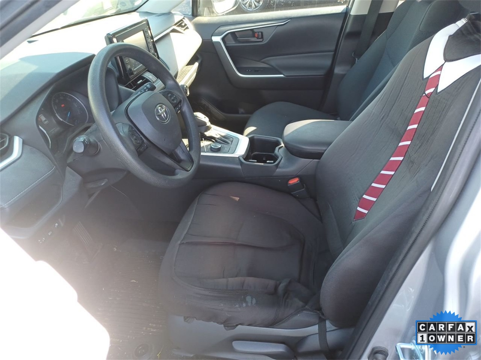 2022 Toyota RAV4 LE photo 5