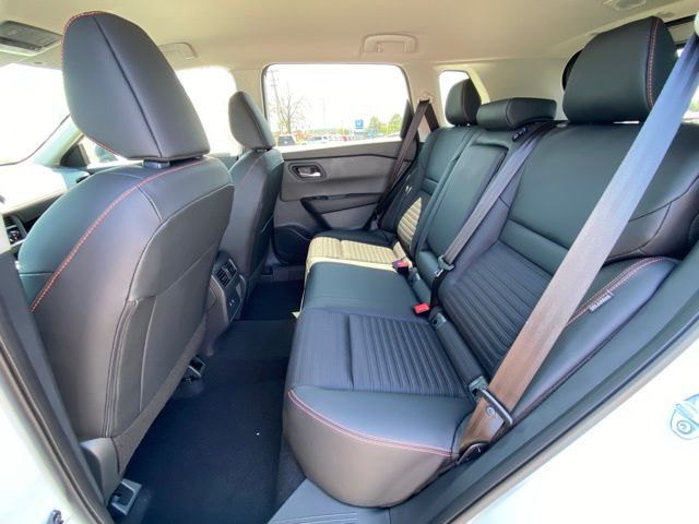 2026 Nissan Rogue SV photo 17