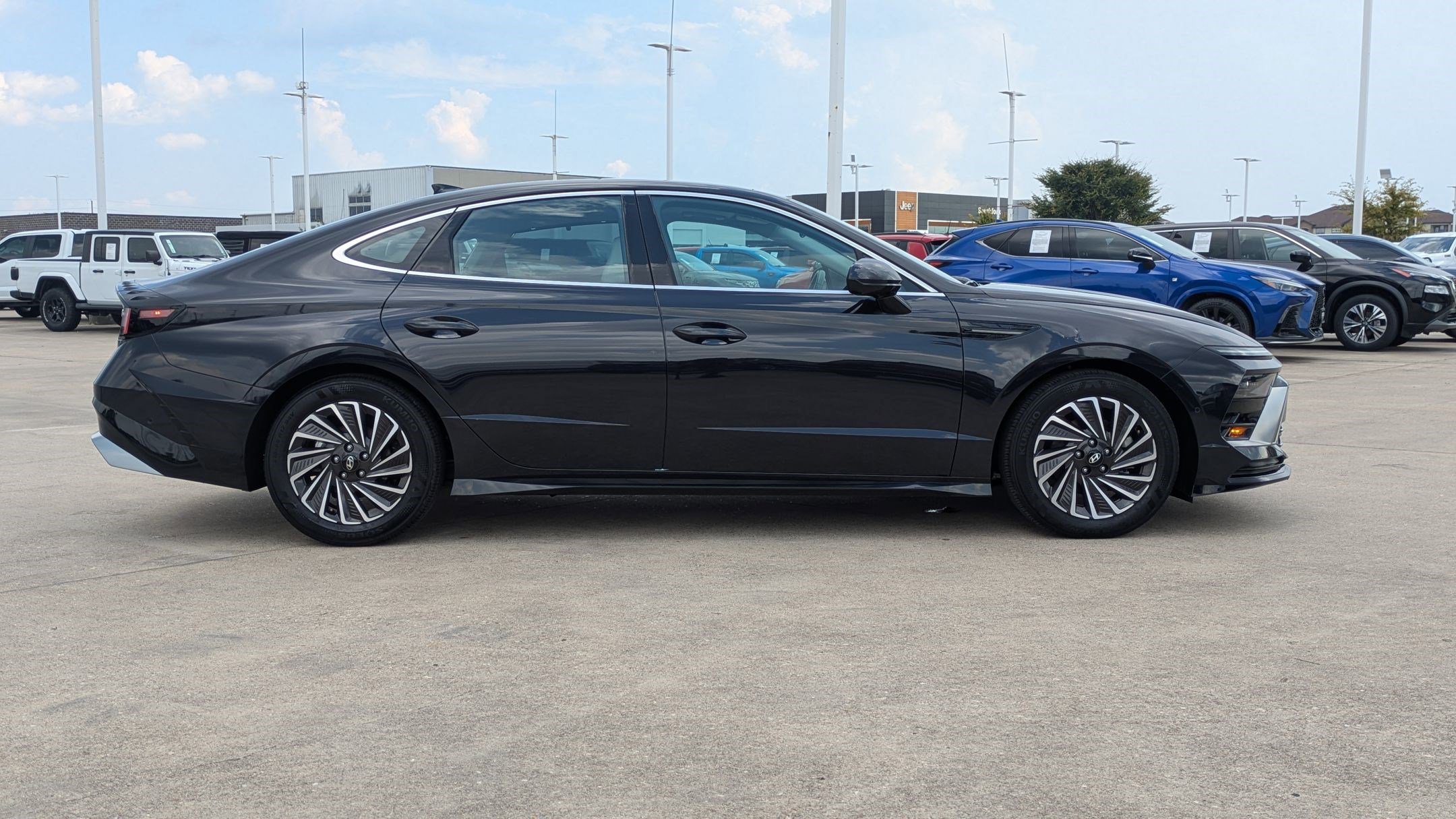 2024 Hyundai Sonata Hybrid Limited photo 2